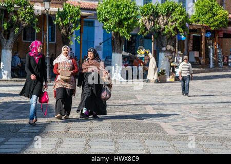 Chefchaouen, Marocco. Donne gli stili del vestito da generazione, giovani, centrale e più anziani. Foto Stock