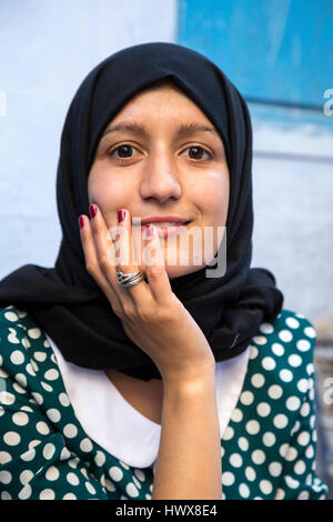 Chefchaouen, Marocco. Giovane donna araba nel velo. Foto Stock