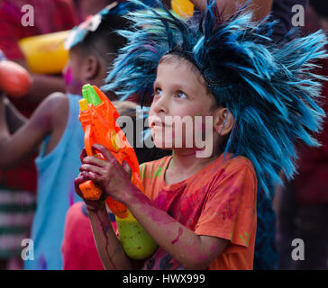 Il carnevale di Goa, India - 25 Feb 2017. Grand Parade, Dancing in the streets, birra, colorate galleggianti con un arcobaleno di fiori, piume e maschere. Foto Stock