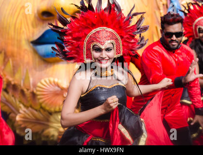 Il carnevale di Goa, India - 25 Feb 2017. Grand Parade, Dancing in the streets, birra, colorate galleggianti con un arcobaleno di fiori, piume e maschere. Foto Stock