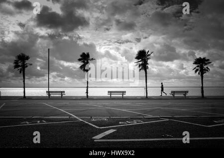 L'uomo jogging o correre lungo il mare a Westcliff on Sea Foto Stock