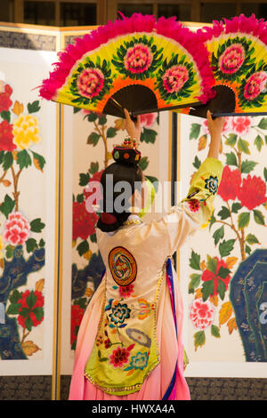 Splendida sud coreano Ballerina con colorati di ventilatori in matrimonio a Seul Foto Stock