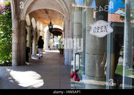 Worth Avenue, in Palm Beach è uno dei premier eleganti strade dello shopping in tutto il mondo. Distinguendo Worth Avenue sono più piccoli, architettonicamente sig Foto Stock