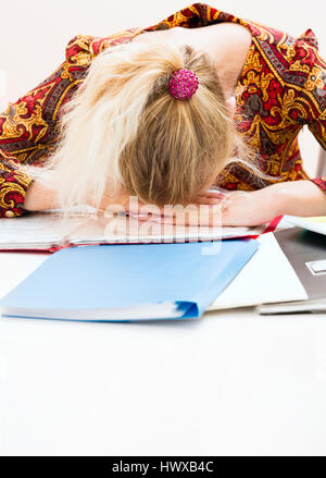 Giovane donna stanco al lavoro. Foto Stock