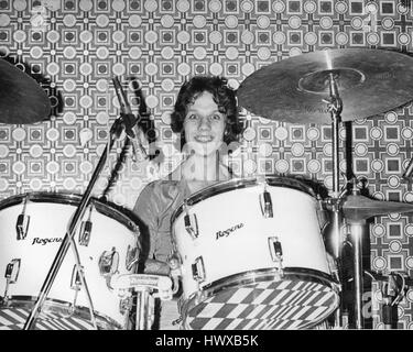 Steve Bray, batterista con British potenza gruppo pop i fidanzati, suona dal vivo sul palco a Londra in Inghilterra il 20 agosto 1978. Foto Stock