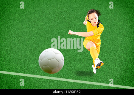 Una femmina di giocatore di calcio sul campo Foto Stock