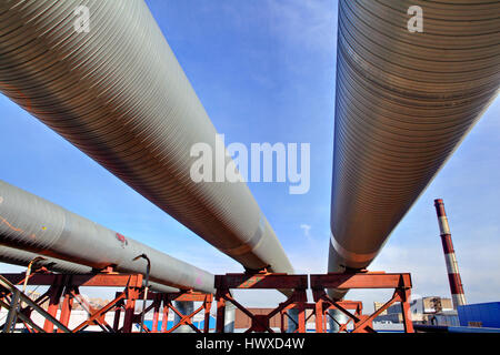 Pipeline di ponte termico sopraelevata principale inferiore, shot sul cielo blu sullo sfondo Foto Stock