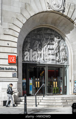 Ingresso e uscita per il vecchio edificio della LSE (London School of Economics), Università di Londra, Inghilterra. Foto Stock