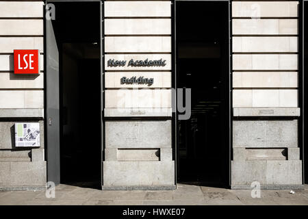 Ingresso anteriore per il nuovo edificio scolastico, LSE (London School of Economics), Università di Londra, Inghilterra. Foto Stock