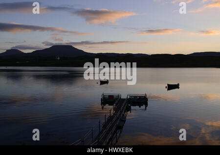 Splendida stagliano pier e barche sul Loch Dunvegan all'alba. Foto Stock