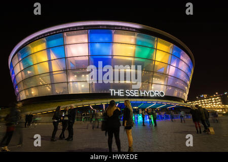 Il SSE Idro all'evento scozzese Campus - SEC - Glasgow, Scozia di notte - persone in piedi al di fuori Foto Stock