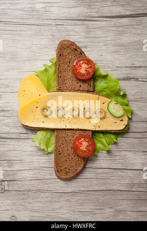 Divertente piano a sandwich realizzata sul tavolo di legno Foto Stock