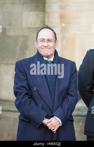 Una veglia è tenuto in Albert Square , il centro città di Manchester oggi per mostrare solidarietà con Londra dopo l attacco terroristico. Sir Howard Bernstein , Manchester Foto Stock