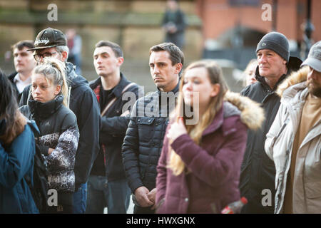 Una veglia è tenuto in Albert Square , Manchester City Centre di oggi . Ex Man Utd calciatore Gary Neville nella folla Foto Stock