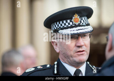 Una veglia è tenuto in Albert Square , il centro città di Manchester oggi per mostrare solidarietà con Londra dopo l attacco terroristico. Ian Hopkins , GMP CHIEF CONSTABLE Foto Stock