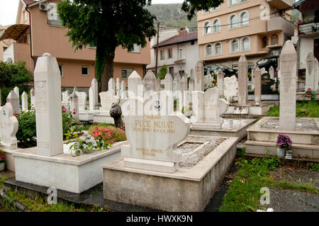 I cimiteri di guerra all'interno di città a Mostar; essi contengono le tombe di coloro che sono morti durante la Guerra Civile del 1995 Foto Stock