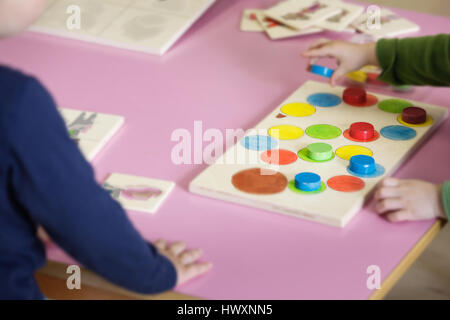 Bambini che giocano con fatti in casa, fai-da-te giocattoli educativi, disponendo e smistamento di colori e dimensioni. Apprendimento tramite esperienza concetto, intellig Foto Stock