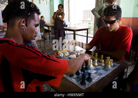 Due giocatori di scacchi in concorrenza tra di loro, Cuba. Foto Stock