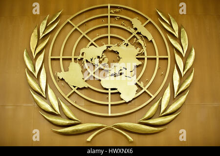 L'emblema delle Nazioni Unite decora la parete dell'Assembly Hall dell Ufficio delle Nazioni Unite a Ginevra, il Palais des Nations. I rami di ulivo intorno al wo Foto Stock