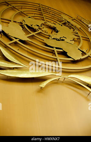 L'emblema delle Nazioni Unite decora la parete dell'Assembly Hall dell Ufficio delle Nazioni Unite a Ginevra, il Palais des Nations. I rami di ulivo intorno al wo Foto Stock