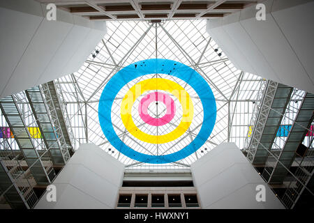 Interno del moderno Uni Mail presso l Università di Ginevra in Svizzera. Tra gli altri il palazzo ospita la Facoltà di Giurisprudenza, Economia sociale e S Foto Stock