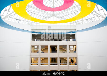 Interno del moderno Uni Mail presso l Università di Ginevra in Svizzera. Tra gli altri il palazzo ospita la Facoltà di Giurisprudenza, Economia sociale e S Foto Stock