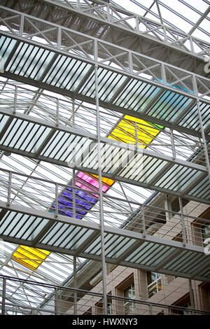 Interno del moderno Uni Mail presso l Università di Ginevra in Svizzera. Tra gli altri il palazzo ospita la Facoltà di Giurisprudenza, Economia sociale e S Foto Stock