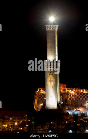 Lanterna, il simbolo di Genova, illuminato Foto Stock