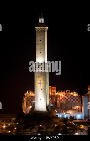 Lanterna, il simbolo di Genova, illuminato Foto Stock