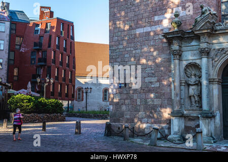 Scultpure su una facciata di San Pietro alla città vecchia di Riga, la città capitale della Repubblica di Lettonia Foto Stock