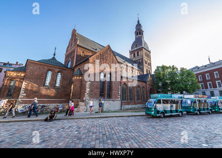 Cattedrale di riga sulla piazza della cattedrale e la Città Vecchia di Riga, la città capitale della Repubblica di Lettonia Foto Stock