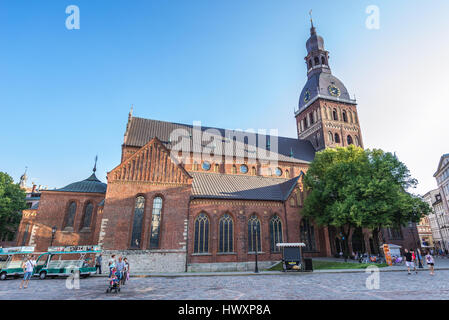 Cattedrale di riga sulla piazza della cattedrale e la Città Vecchia di Riga, la città capitale della Repubblica di Lettonia Foto Stock