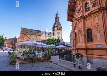 Bourse ristorante e Riga Cattedrale in Piazza del Duomo, la Città Vecchia di Riga, la città capitale della Repubblica di Lettonia Foto Stock