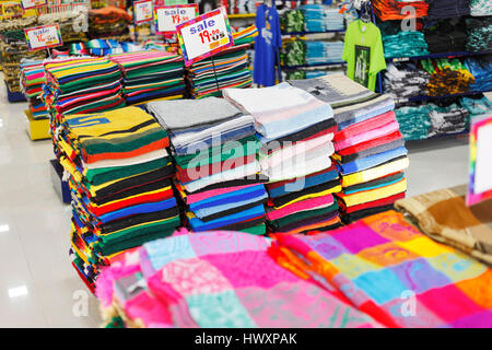 Tradizionale messicano colorati abiti fatti a mano nel negozio di souvenir Foto Stock