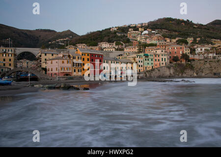 Tipico villaggio di pescatori di Bogliasco sul mare mediterraneo. Una pittoresca cittadina della riviera italiana. Foto Stock