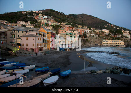 Tipico villaggio di pescatori di Bogliasco sul mare mediterraneo. Una pittoresca cittadina della riviera italiana. Foto Stock