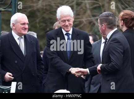 Ex Presidente degli Stati Uniti Bill Clinton (centro) e ex Taoiseach Bertie Ahern (sinistra) in arrivo per il funerale di in Irlanda del Nord la ex vice primo ministro ed ex-IRA commander Martin McGuinness, presso San Columba la Chiesa lungo la torre, a Londonderry. Foto Stock