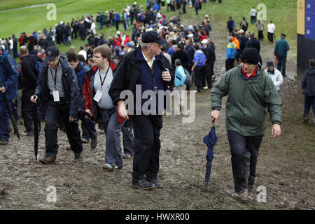 Gli spettatori nel fango 2010 RYDER CUP 2010 RYDER CUP Celtic Manor Resort la città di Newport WALES 03 Ottobre 2010 Foto Stock