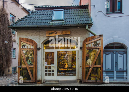 Riga, Lettonia - 15 Marzo 2017 - bel negozio di articoli da regalo nel centro storico di Riga, Lettonia, Europa Foto Stock