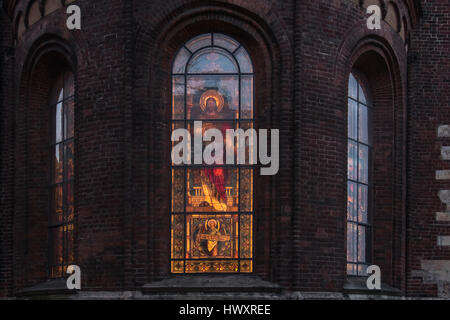 Bellissimi dipinti sulle finestre della Cattedrale del Duomo nel centro storico di Riga, Lettonia, Europa Foto Stock