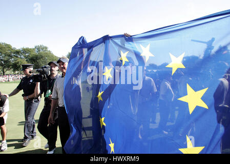 I giocatori europei con bandiera RYDER CUP OAKLAND HILLS USA OAKLAND HILLS DETROIT USA 19 Settembre 2004 Foto Stock