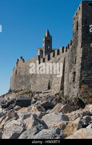 La storica chiesa di San Pietro si trova sul promontorio di Portovenere, rivolto verso l'isola Palmaria. Questo tipico villaggio di pescatori è Patrimonio mondiale egli Foto Stock