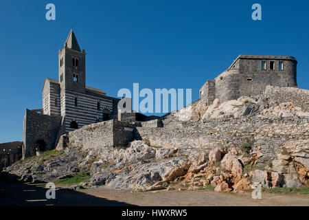 La storica chiesa di San Pietro si trova sul promontorio di Portovenere, rivolto verso l'isola Palmaria. Questo tipico villaggio di pescatori è Patrimonio mondiale egli Foto Stock