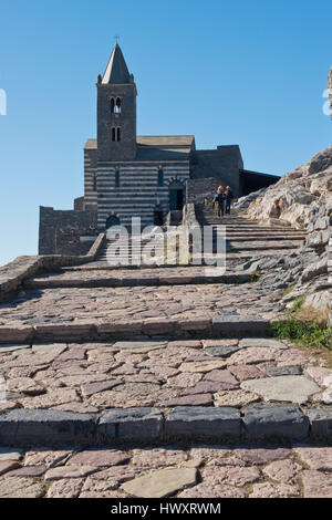 La storica chiesa di San Pietro si trova sul promontorio di Portovenere, rivolto verso l'isola Palmaria. Questo tipico villaggio di pescatori è Patrimonio mondiale egli Foto Stock