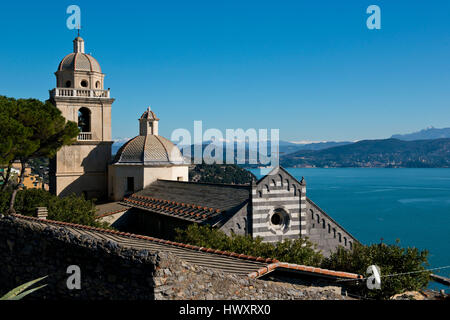 La storica chiesa di San Pietro si trova sul promontorio di Portovenere, rivolto verso l'isola Palmaria. Questo tipico villaggio di pescatori è Patrimonio mondiale egli Foto Stock