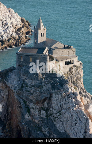 La storica chiesa di San Pietro si trova sul promontorio di Portovenere, rivolto verso l'isola Palmaria. Questo tipico villaggio di pescatori è Patrimonio mondiale egli Foto Stock