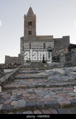 La storica chiesa di San Pietro si trova sul promontorio di Portovenere, rivolto verso l'isola Palmaria. Questo tipico villaggio di pescatori è Patrimonio mondiale egli Foto Stock