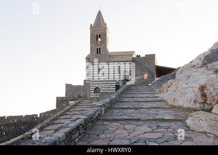 La storica chiesa di San Pietro si trova sul promontorio di Portovenere, rivolto verso l'isola Palmaria. Questo tipico villaggio di pescatori è Patrimonio mondiale egli Foto Stock