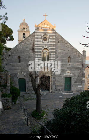 La storica chiesa di San Pietro si trova sul promontorio di Portovenere, rivolto verso l'isola Palmaria. Questo tipico villaggio di pescatori è Patrimonio mondiale egli Foto Stock