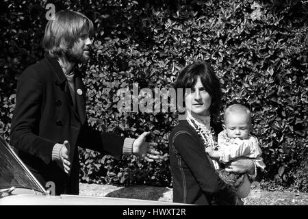 Michael Rainey con sua moglie Jane (figlia di Lord Harlech) e i loro sei-mese-vecchio baby zafferano in Glastonbury, Somerset. Essi hanno partecipato corte quando Camilla Drummond, 21 e Luiz Saldanha, 24, sono stati multati sulla droga oneri. Il Rainey sono stati menzionati da Roger Stokes, perseguire. Foto Stock